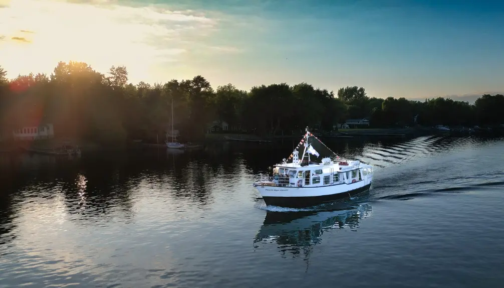 Croisières d'Iberville - Step aboard and create a moment that lasts