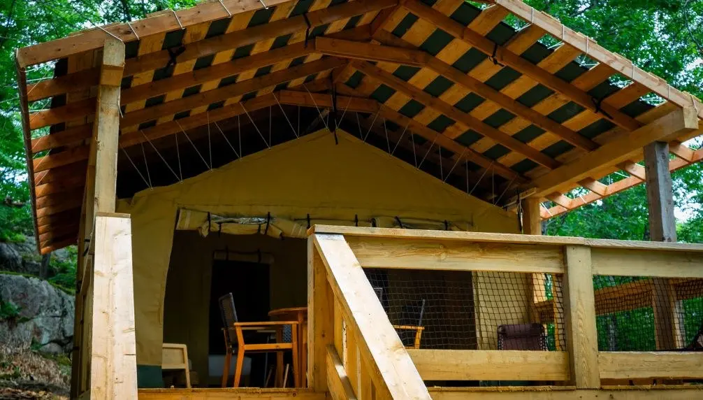 Parc Omega: accommodation in communion with nature