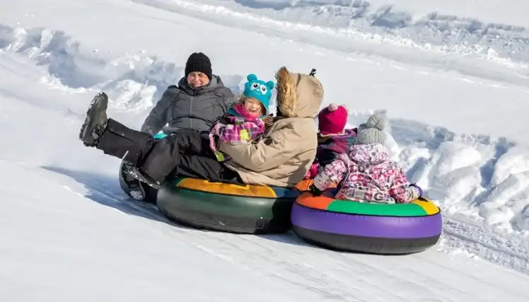 Parc Belle Rivière: Family Snow Play